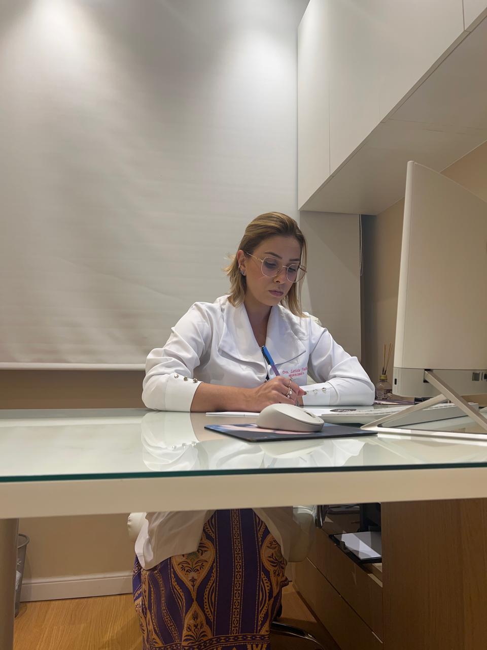 Dra. Letícia no consultório